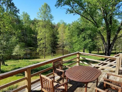 Pond View  Second bedroom at extra cost in Stanardsville, USA
