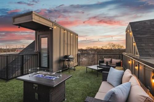 Stunning Modern Townhome with 9 Beds, Walk to Shops in Nashville, USA