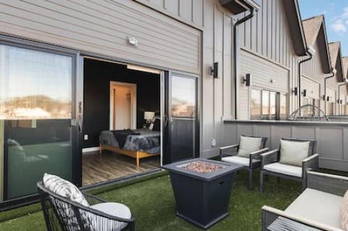 Huge Home with Patio - WALK to Shops, Food, Brewery in Nashville, USA
