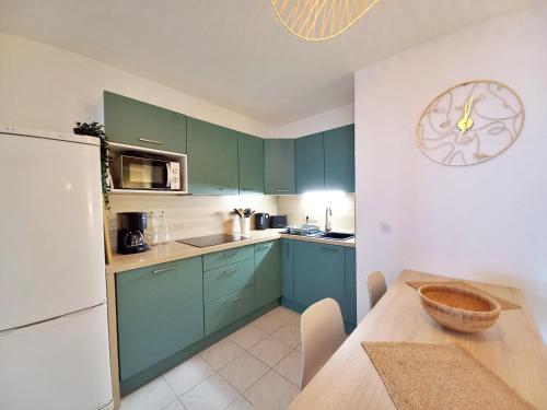 Kitchen, Port Frejus - Tout a pied - WIFI - Clim near Garden Ice Cafe
