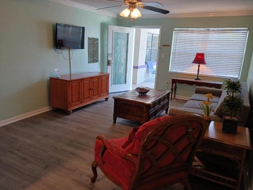 One-Bedroom Apartment Fits 4 People image 9