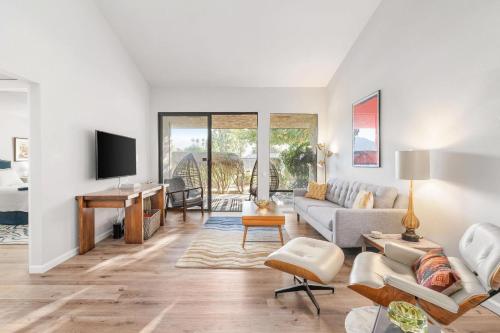 Serenity In The Sands A Modern Desert Retreat in Palm Springs, USA