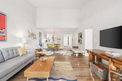 Serenity In The Sands A Modern Desert Retreat in Palm Springs, USA