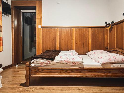1 double bed, 1 twin bed