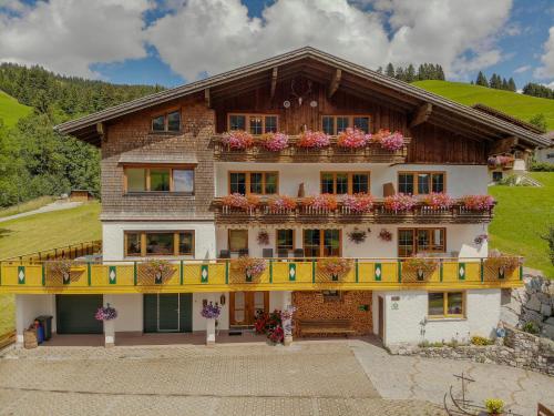 Gästehaus Almhof - Accommodation - Zöblen