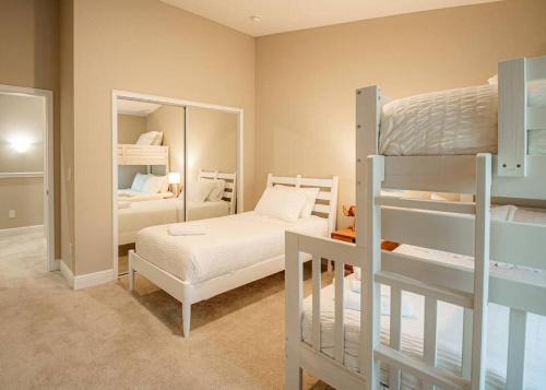 Surf Shack - CLOSE TO BEACH - 3 bedrooms in Daytona Beach Shores, USA
