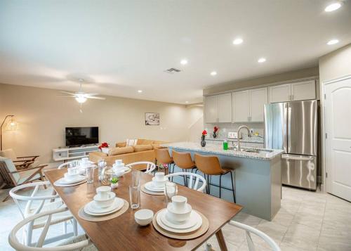 Surf Shack - CLOSE TO BEACH - 3 bedrooms in Daytona Beach Shores, USA