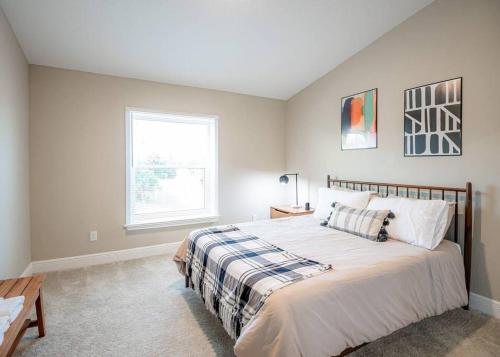 Across from Beach - Game Room - 3 bd in Daytona Beach Shores, USA