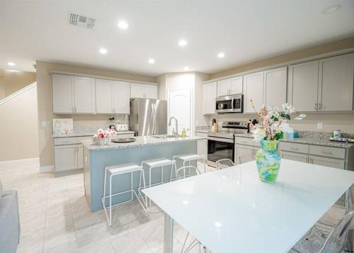 Across from Beach - Game Room - 3 bd in Daytona Beach Shores, USA