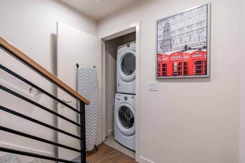 West Seattle's Modern Townhome Room Type - Three-Bedroom House