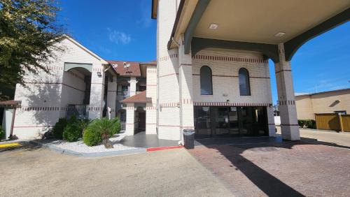 Scottish Inn & Suites Sam Houston Parkway - image 12