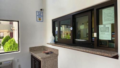 Scottish Inn & Suites Sam Houston Parkway - 로비