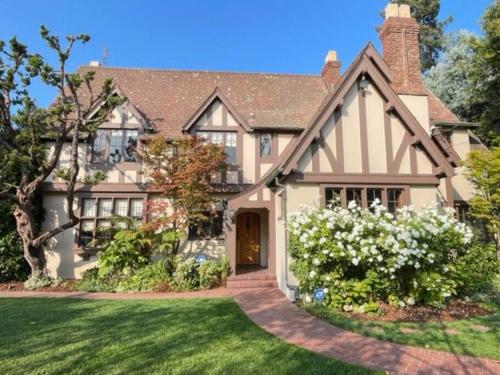 Timeless Tudor w/ Game Room, Pool Table & Hot Tub Timeless Tudor w/ Game Room, Pool Table & Hot Tub