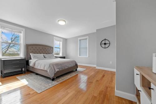 Modern Luxury Steps from Zoo & Golf Course in Boston, USA