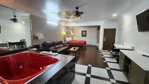 Scottish Inn & Suites Sam Houston Parkway - 편의 시설/서비스