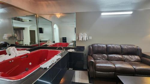 Scottish Inn & Suites Sam Houston Parkway - image 8
