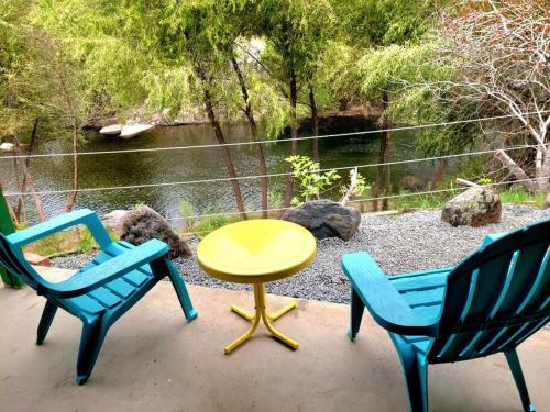 Retro Casita on the River! only 1 min to SNP gate! Riverfront with swimming