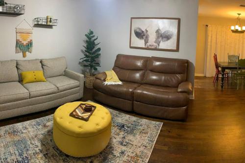 *3 blocks from AT&T Stadium* 2 bedroom-sleeps 6 in Arlington, USA