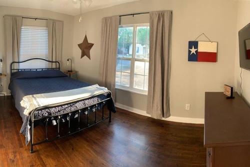 *3 blocks from AT&T Stadium* 2 bedroom-sleeps 6 in Arlington, USA