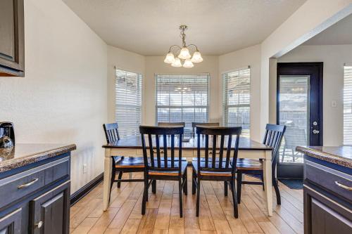 Family-Friendly Ocean Springs Home Grill, Hot Tub in โอเชียน สปริงส์ (MS)