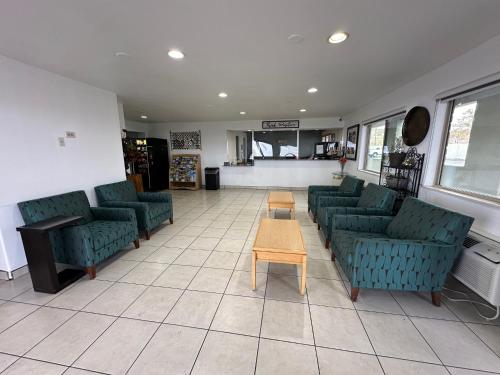 Desert Sands Inn & Suites - image 14