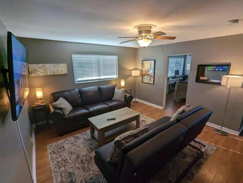 Sleeps 10 2 baths 12 mins from downtown in Knoxville, USA