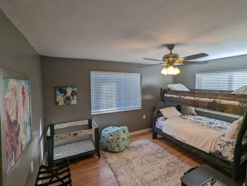 Sleeps 10 2 baths 12 mins from downtown in Knoxville, USA