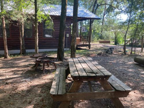 Triple Oaks Bunkhouse in Broken Bow, USA