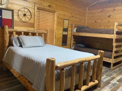 Triple Oaks Bunkhouse in Broken Bow, USA