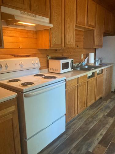Triple Oaks Bunkhouse in Broken Bow, USA