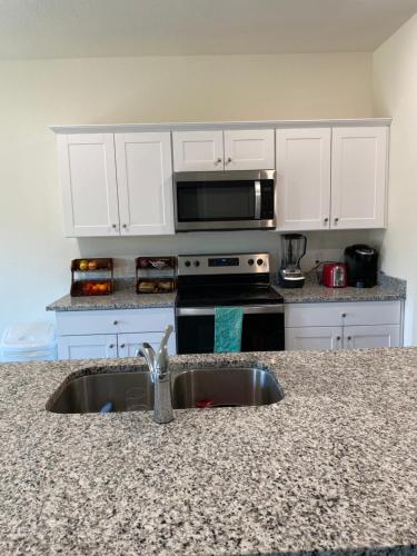 Cozy modern retreat 20 minutes from Downtown dallas Spacious fresh in Glenn Heights, USA