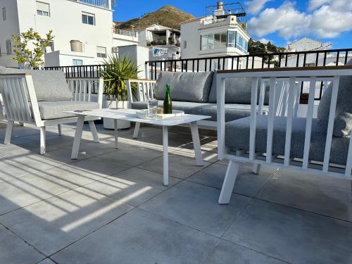 Competa, Casa de La Plaza - Modern 2 bed apartment large private roof terrace