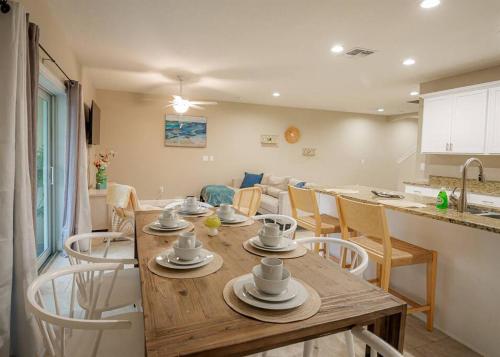 Beach Bliss - 5 MIN WALK to BEACH - Family Retreat in Daytona Beach Shores, USA