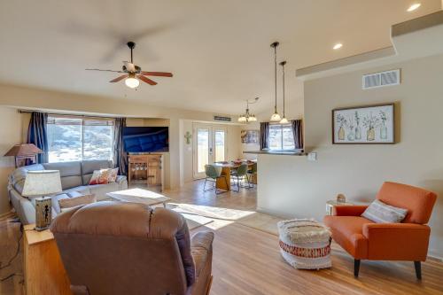 Pueblo Five Star Pikes Peak View Home with Hot Tub in Pueblo West, USA
