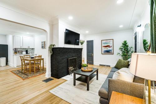 Dog-Friendly Pleasant Ridge Home 13 Mi to Detroit in Pleasant Ridge, USA