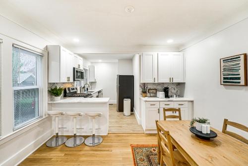 Dog-Friendly Pleasant Ridge Home 13 Mi to Detroit in Pleasant Ridge, USA