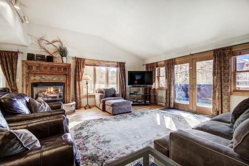 A Downtown Gem - Townhome with Ski Resort Views, Private Hot Tub, Dog-Friendly! MAIND