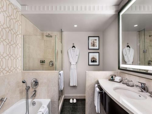 Superior King Room with Roll-In Shower and Bath Tub - Disability Access