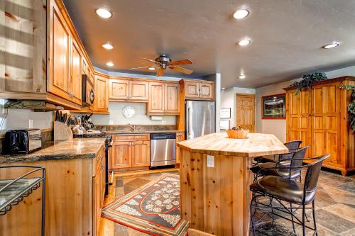 A Downtown Gem - Townhome with Ski Resort Views, Private Hot Tub, Dog-Friendly! MAIND