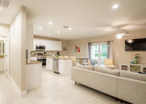 6 BEDROOMs - Walk to Beach - Garages in Daytona Beach Shores, USA
