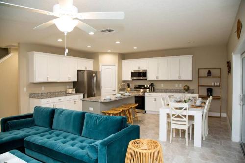 6 BEDROOMs - Walk to Beach - Garages in Daytona Beach Shores, USA