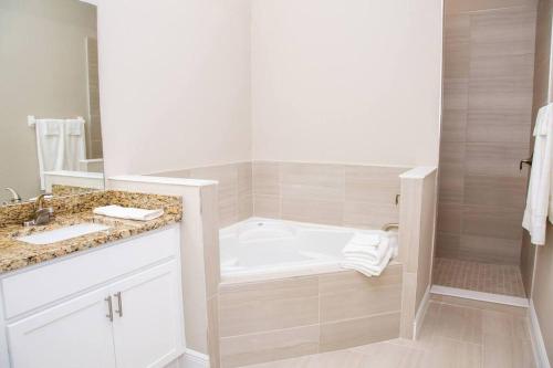 6 BEDROOMs - Walk to Beach - Garages in Daytona Beach Shores, USA