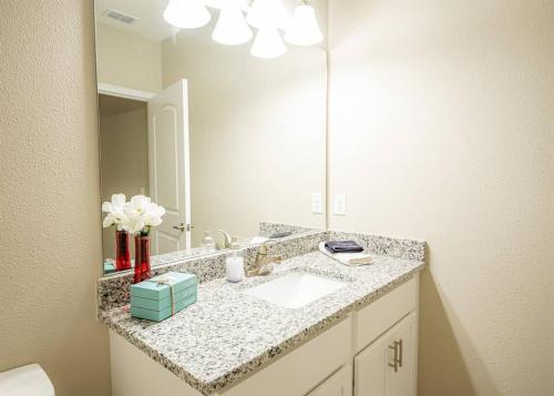 6 BEDROOMs - Walk to Beach - Garages in Daytona Beach Shores, USA