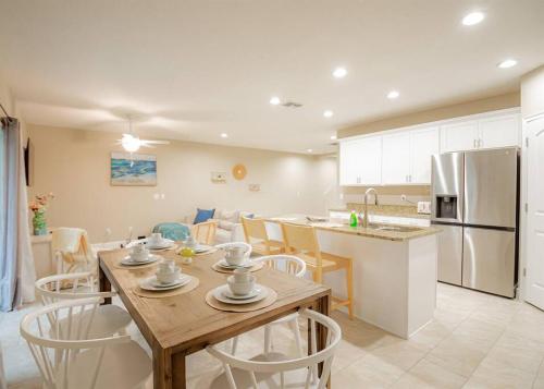 6 BEDROOMs - Walk to Beach - Garages in Daytona Beach Shores, USA