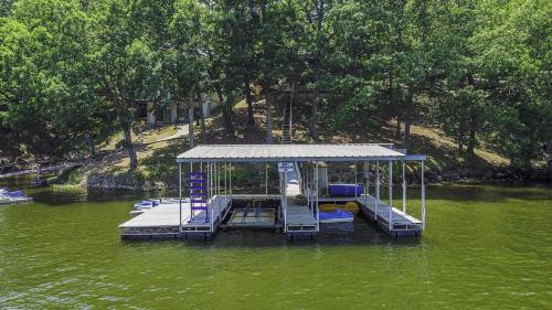6bedrooms, ramp boat dock slips water toys, nice cove area