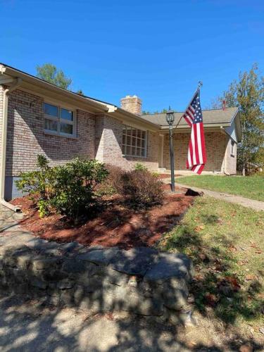 Cheerful 4- bedroom Home with jacuzzi bathtub in Batavia, USA