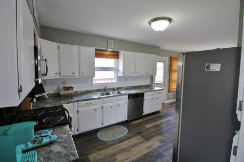 Cheerful 4- bedroom Home with jacuzzi bathtub in Batavia, USA