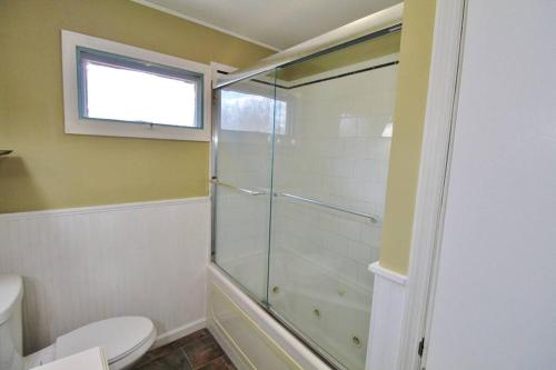 Cheerful 4- bedroom Home with jacuzzi bathtub in Batavia, USA