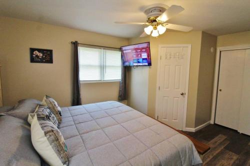 Cheerful 4- bedroom Home with jacuzzi bathtub in Batavia, USA
