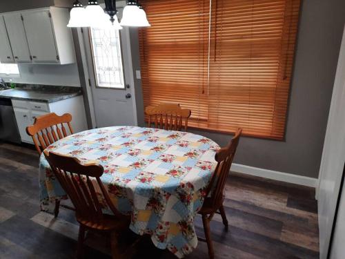 Cheerful 4- bedroom Home with jacuzzi bathtub in Batavia, USA